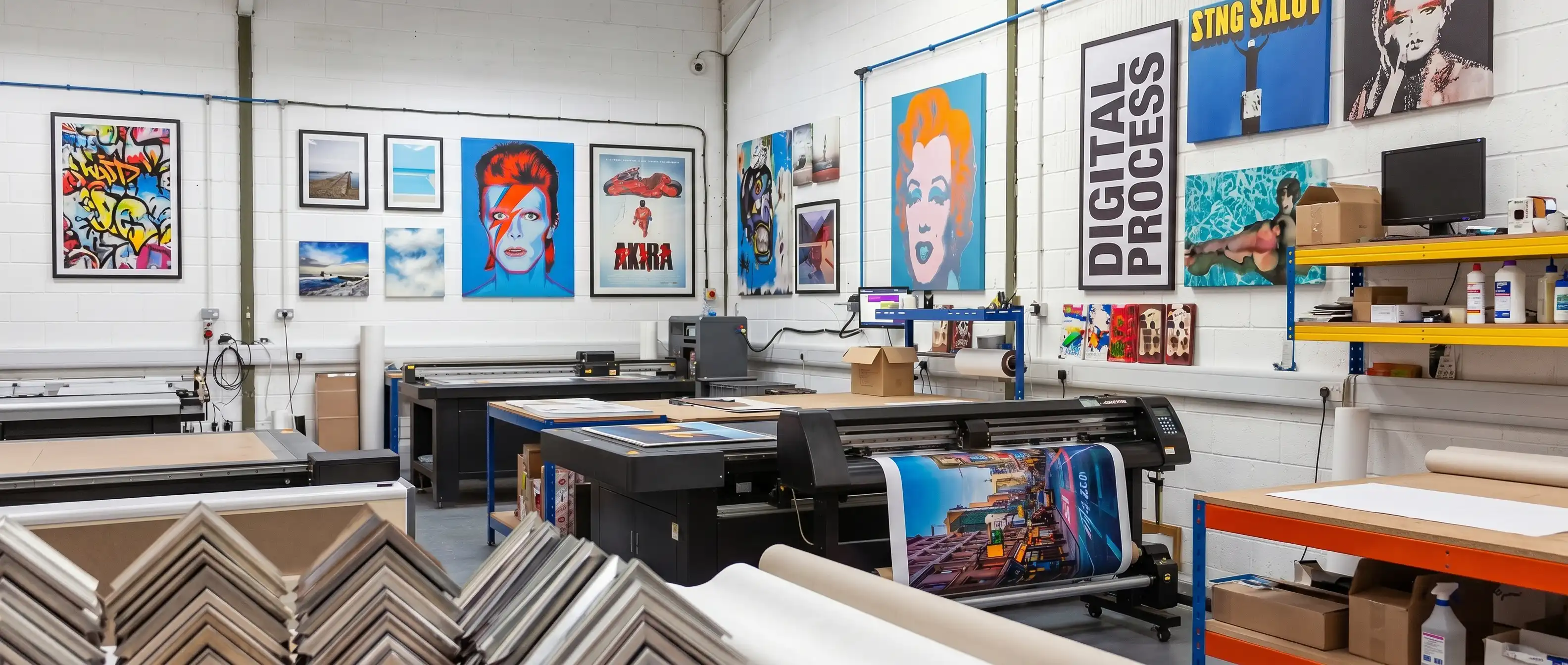 Atelier de print cu echipamente large format si lucrari expuse